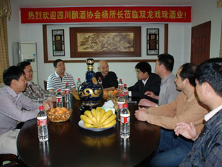 四川釀酒研究所楊所長到企業(yè)指導交流工作