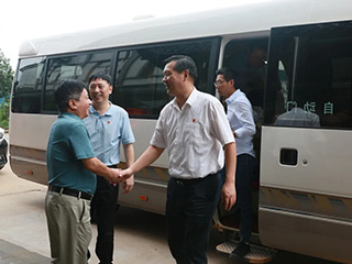 南平市委副書記、代市長袁超洪蒞臨雙龍戲珠酒業(yè)參觀調(diào)研